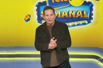 Luis Ricardo em frente ao telão do cenário da Tele Sena Semanal Edição 106
