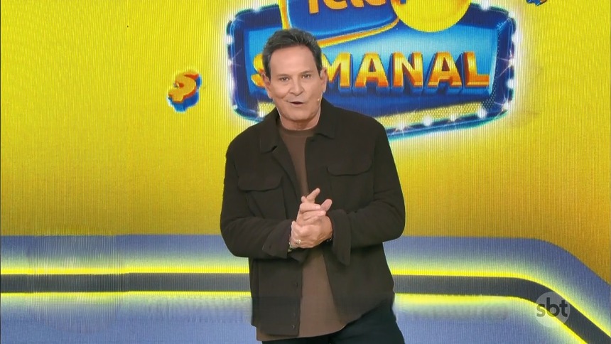 Luis Ricardo em frente ao telão do cenário da Tele Sena Semanal Edição 106