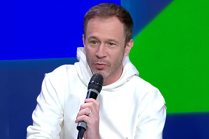 Tiago Leifert, de moletom branco, em trecho da Coletiva Copa No SBT