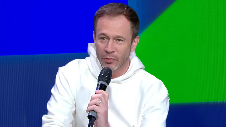Tiago Leifert, de moletom branco, em trecho da Coletiva Copa No SBT