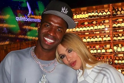 Vini Jr e Virginia Fonseca abraçados, com a influenciadora tendo o rosto sobre o ombro do jogador