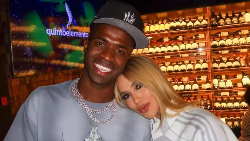 Vini jr e virginia fonseca abraçados, com a influenciadora tendo o rosto sobre o ombro do jogador