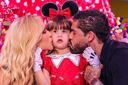Virginia e Zé Felipe beijando a filha Maria Alice