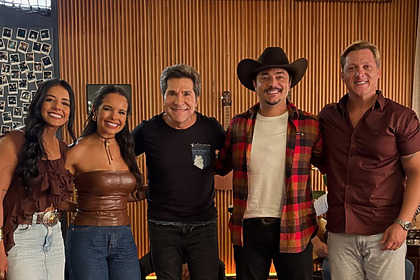 George Henrique & Rodrigo, Daniel e Debora & Daniela abraçados no cenário do Viver Sertanejo