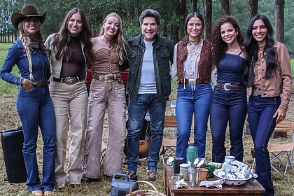 Daniel abraça as duplas Julia & Rafaela, Julya & Maryana e Kamila & Kavic na fazenda do Viver Sertanejo