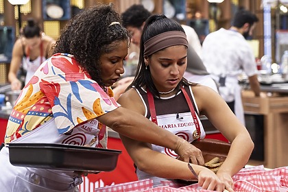 Aline e Maria Eduarda em trecho da Prova em equipe no MasterChef