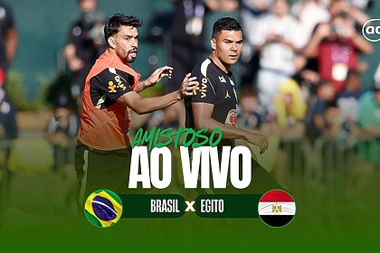Lucas Paquetá e Casemiro correm durante treino da Seleção Brasileira em Nova Jersey