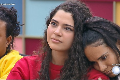 Andressa olha para o telão com Hassum antes de ser eliminada na Casa Do Patrão