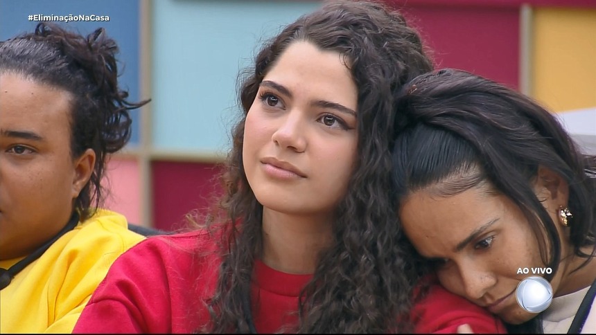 Andressa olha para o telão com Hassum antes de ser eliminada na Casa Do Patrão