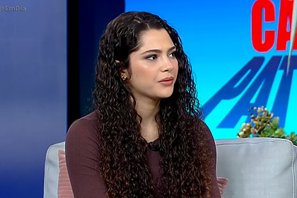 Andressa, de blusa escura, sentada no sofá do Hoje em Dia após eliminação na Casa do Patrão