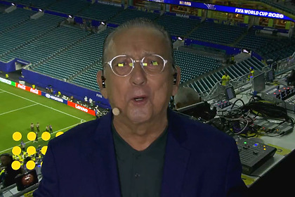 Galvão Bueno veste terno azul narrando jogo do Brasil direto do estádio para o SBT
