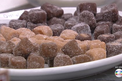 Bala de brigadeiro em trecho de receita do Mais Você