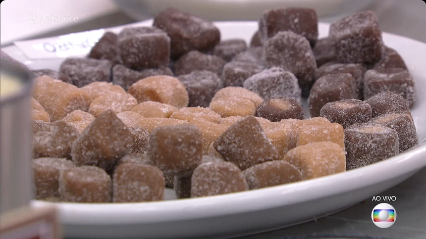 Bala de brigadeiro em trecho de receita do Mais Você
