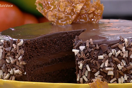 Bolo Mousse De Chocolate Da Ana Maria Braga em cima de um prato amarelo na bancada do Mais Você