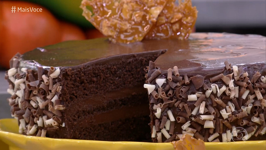 Bolo Mousse De Chocolate Da Ana Maria Braga em cima de um prato amarelo na bancada do Mais Você