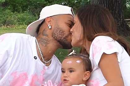 Bruna Biancardi e Neymar se beijando em trecho do anúncio da gravidez