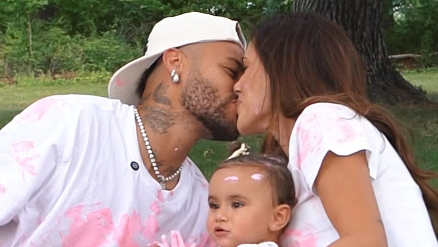 Bruna Biancardi e Neymar se beijando em trecho do anúncio da gravidez