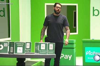 Jackson celebra vitória na Casa Do Patrão no cenário do PicPay