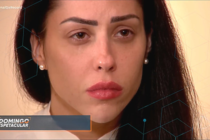 Monique Medeiros chorando em reportagem do Domingo Espetacular