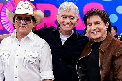 Chitãozinho e Xororó, ao lado de Serginho Groisman, no Altas Horas