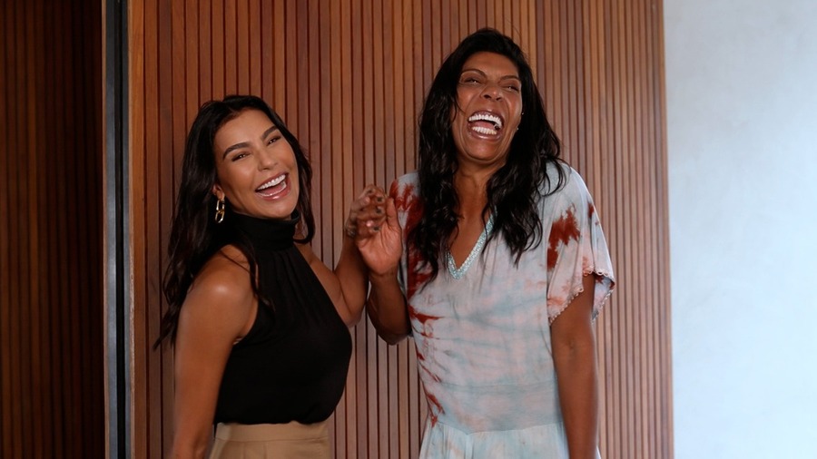 Cintia Chagas sorrir ao lado de Márcia Fu em reportagem do Domingo Espetacular