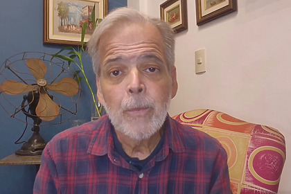 Claudio Cinti com semblante abatido em vídeo caseiro gravado no sofá de sua casa