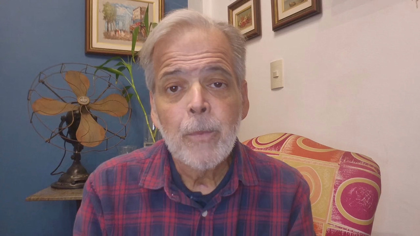 Claudio Cinti com semblante abatido em vídeo caseiro gravado no sofá de sua casa
