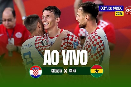Ante Budimir abraça outros jogadores em campo na Copa Do Mundo 2026, jogo Croácia X Gana