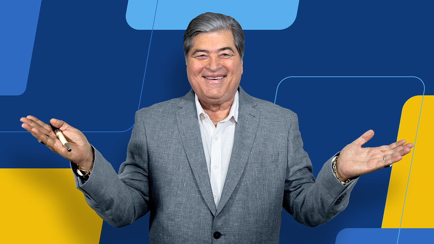 Datena sorrindo e de abraços abertos na TV Brasil