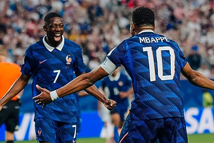 Dembele e Mbappé comemorando gol pela Seleção da França