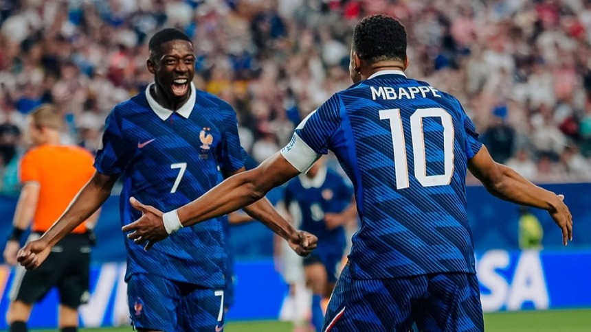 Dembele e Mbappé comemorando gol pela Seleção da França