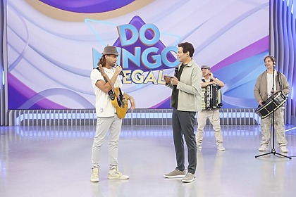 Celso Portiolli conversa com o vocalista do Falamansa no palco do Domingo Legal