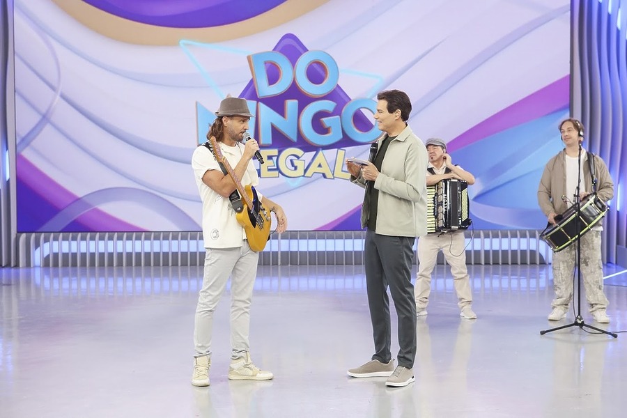Celso Portiolli conversa com o vocalista do Falamansa no palco do Domingo Legal