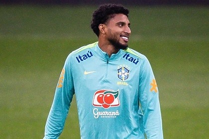 Éderson sorridente, em trecho de treino da Seleção Brasileira