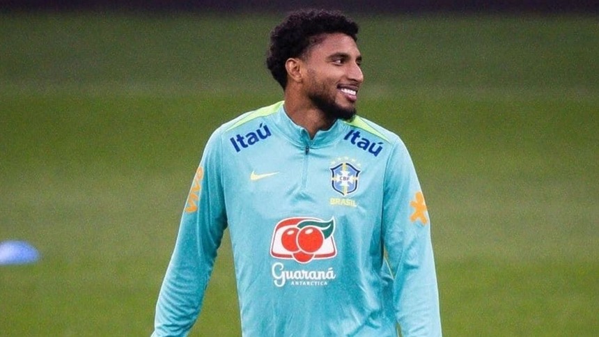 Éderson sorridente, em trecho de treino da Seleção Brasileira