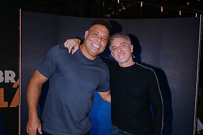 Ronaldo Fenômeno abraça Luciano Huck nos bastidores do Domingao Com Huck tem Linha Do Tempo