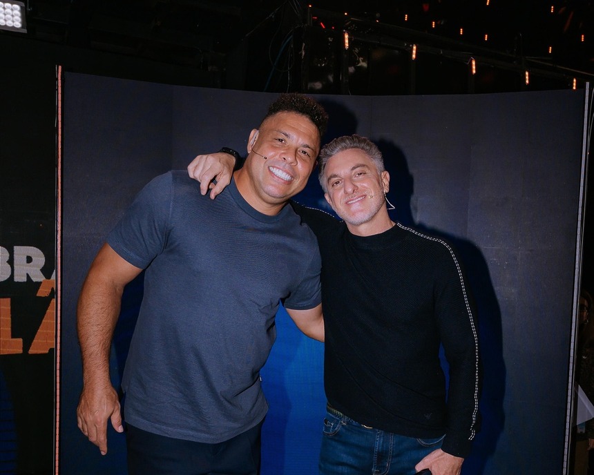 Ronaldo Fenômeno abraça Luciano Huck nos bastidores do Domingao Com Huck tem Linha Do Tempo