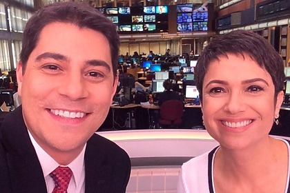 Evaristo Costa e Sandra Annenberg em foto nos bastidores do Jornal Hoje