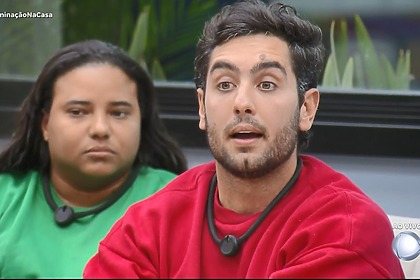 Joao Victor com a boca aberta antes de saber da eliminação, sentado no sofá da Casa Do Patrão
