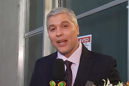 Joel Datena nos corredores da Band em seu retorno ao Brasil Urgente