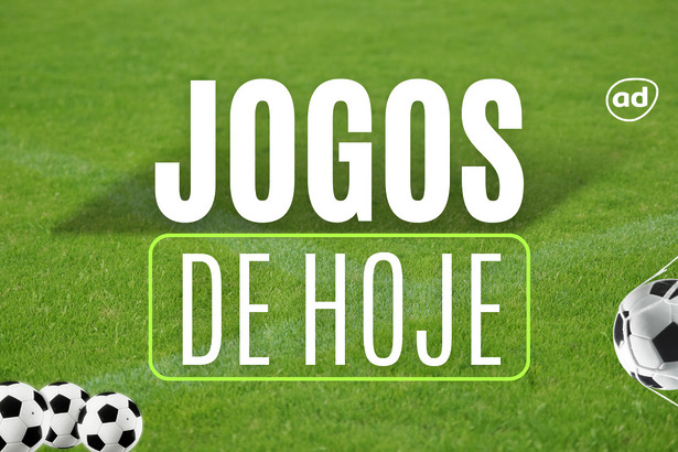Arte dos Jogos De Hoje na TV e Streaming com bolas de futebol em um gramado verde