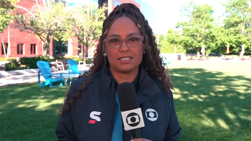 Karine Alves participando ao vivo Bom Dia Brasil nos Estados Unidos, falando sobre a Copa