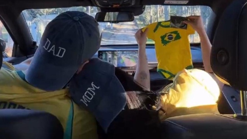 Larissa Tomásia, ao lado do companheiro, em trecho do anúncio da gravidez com a camisa do Brasil de bebê