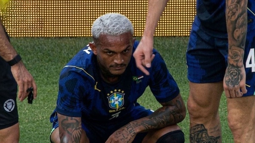 Lateral Wesley com a camisa da Seleção Brasileira