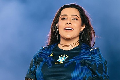 Lauana Prado em trecho de show com a camisa do Brasil