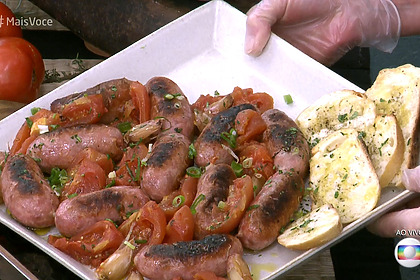 Linguiça ao forno com tomates em trecho de Receita do Mais Você