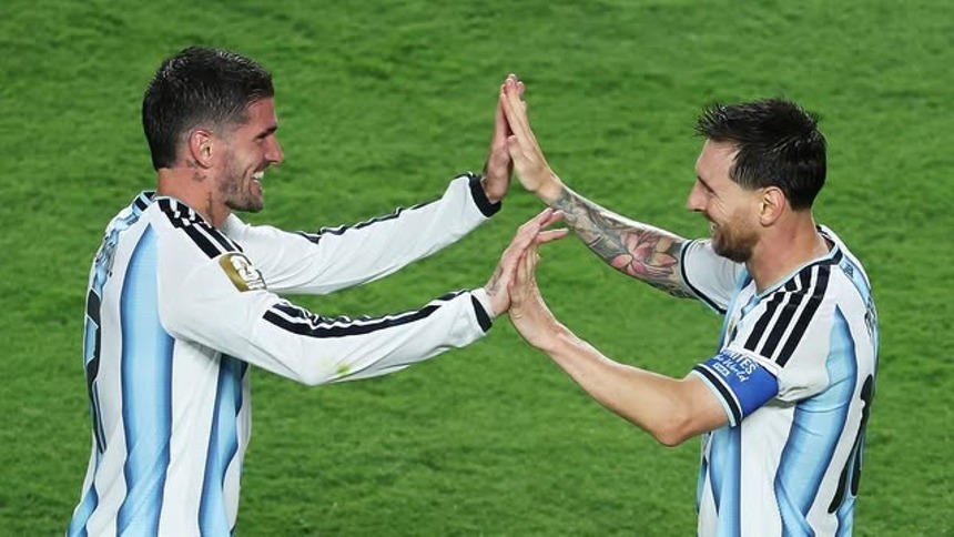 Messi e De Paul em trecho da estreia Copa do Mundo 2026