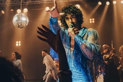 Cantor em trecho do filme Meu Sangue Ferve Por Você Filme