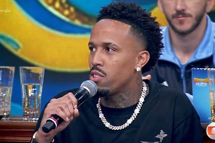 Militão participando ao vivo no palco do Domingão