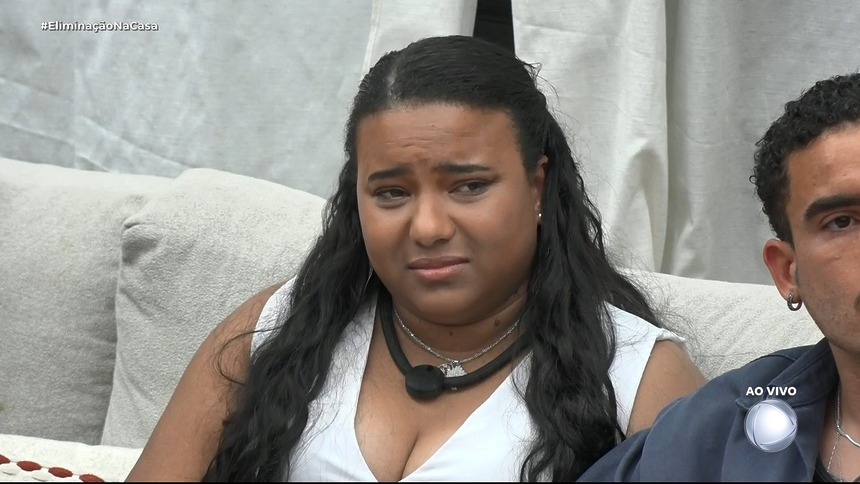 Nataly chora sentada no sofá ao ser Eliminada Casa Do Patrao